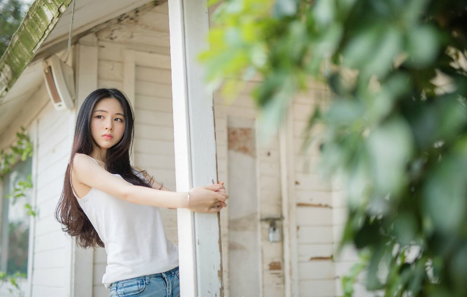 “没办法，若此时船队出行，难保江东水军不会伺机而动，如今我军的粮草，可经不起折腾。”诸葛亮闻言，也不禁苦笑一声，周瑜一死，那柴桑大营的江东水军最近可没少找麻烦，虽然大仗没有，但江夏、江陵的舟船，莫说官方的战舰，便是普通百姓的船只只要稍微靠近都可能遭到攻击或者掳掠。